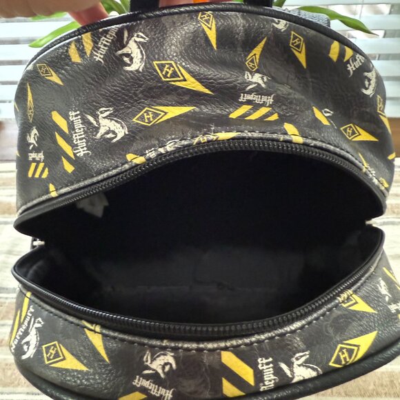 LOUNGEFLY HARRY POTTER HUFFLEPUFF BADGER 13" BACKPACK BLACK YELLOW DISNEY SCHOOL - Picture 12 of 14